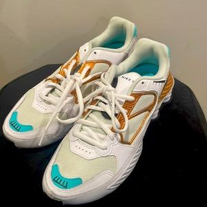 Never worn Nike shox US size 9